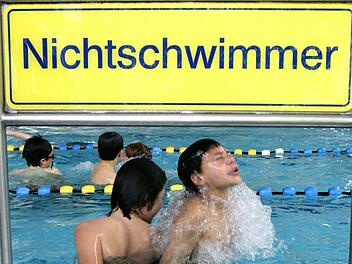 Rund die Hälfte der zehnjährigen Kinder kann in Deutschland nicht richtig schwimmen.  Foto: Roland Weihrauch/dpa