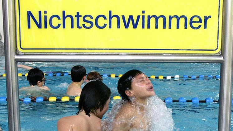 Rund die Hälfte der zehnjährigen Kinder kann in Deutschland nicht richtig schwimmen.  Foto: Roland Weihrauch/dpa
