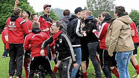 Nach dem Schlusspfiff gab es für die Fürther Fans kein Halten mehr.