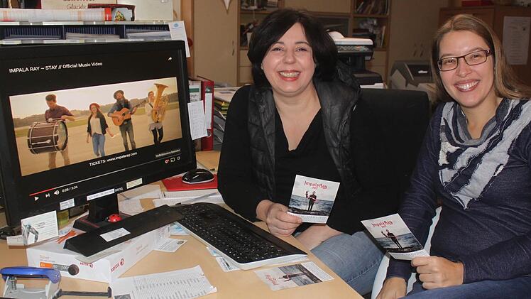 Helga Wehrfritz (links) und Tanja Dowerg beim Planen der Termine und beim Anhören eines Songs von Impala Ray am Computer. Der größte Teil des Kulturprogramms steht nun. Sie überlegen noch, ob die eine oder andere Autorenlesung das Programm ergänzen könnte. Foto: Matthias Einwagbeim