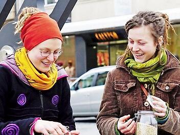 Die Schwestern Alina und Theres Gerischer sind auf dem Weg zu einem "Unverpackt"-Laden.  Foto: Sarah Seewald