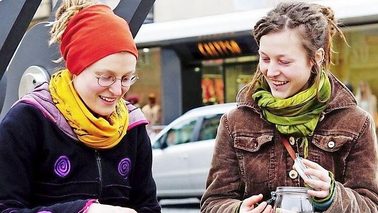 Die Schwestern Alina und Theres Gerischer sind auf dem Weg zu einem "Unverpackt"-Laden.  Foto: Sarah Seewald