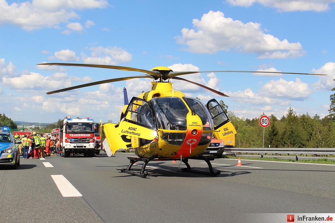 A9: Kleintransporter prallt gegen Heck eines Lkws – drei Menschen schwer verletzt
