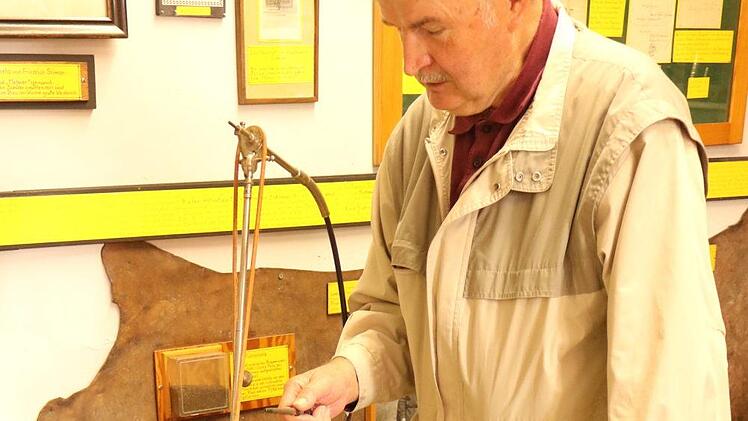 Eine per Fuß angetriebene Zahnbohrmaschine hat Alfred Neupert im Fundus des Heimatmuseums.Klaus Klaschka