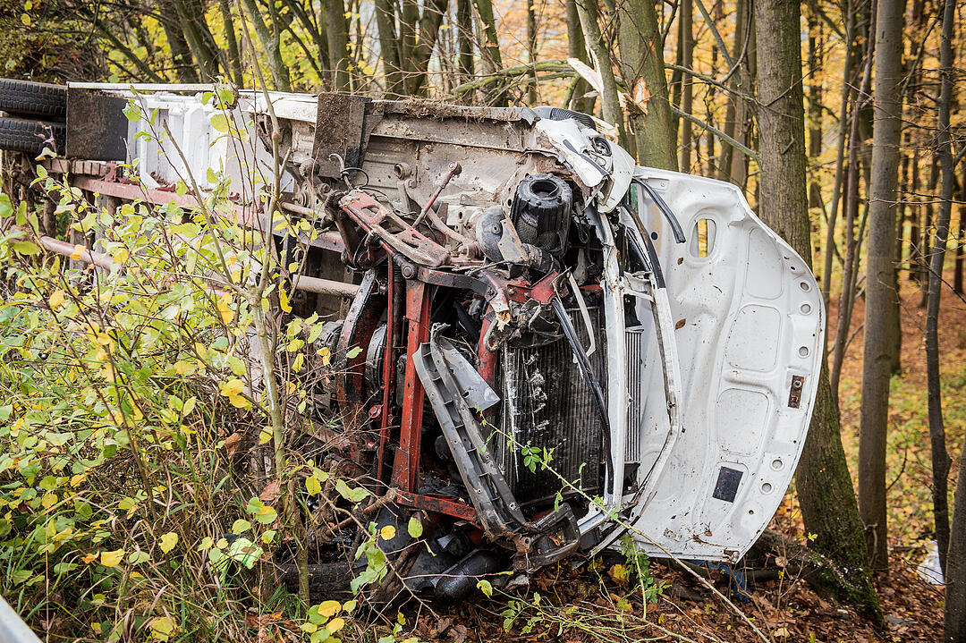 A6 bei Nürnberg: Transporter prallt in Baum - ein Toter