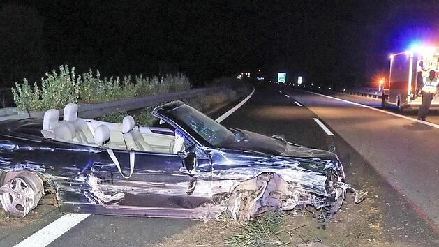 Das Auto total besch&auml;digt, Fahrer und Beifahrer schwer verletzt: Die Maintalautobahn war am Sonntagabend wieder einmal Schauplatz eines schweren Verkehrsunfalls. Foto: Merzbach/News5