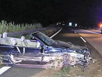 Das Auto total besch&auml;digt, Fahrer und Beifahrer schwer verletzt: Die Maintalautobahn war am Sonntagabend wieder einmal Schauplatz eines schweren Verkehrsunfalls. Foto: Merzbach/News5