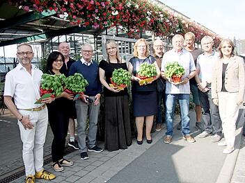 Den Preisträgern wurden in der Gärtnerei Gauch Gutscheine überreicht. Foto: Richard Sänger