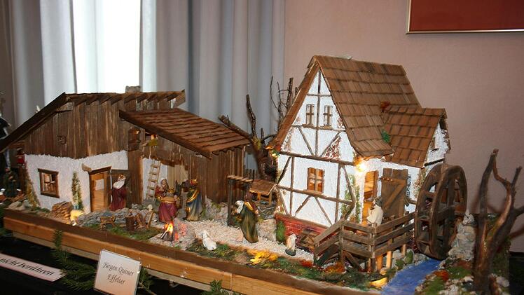 Jede Menge hochwertige Einzelst&uuml;cke gab es bei der Krippenausstellung in Schm&ouml;lz zu bewundern - hier eine Bauernhofkrippe. Foto: Maria L&ouml;ffler