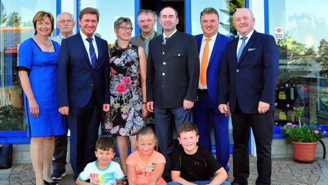 Der Kulmbacher BBV-Kreisvorstand traf sich auf dem Gel&auml;nde des Landtechnikunternehmens Nicklas in Schirradorf zum Meinungsaustausch mit dem bayerischen Wirtschaftsminister Hubert Aiwanger.Stephan Herbert Fuchs