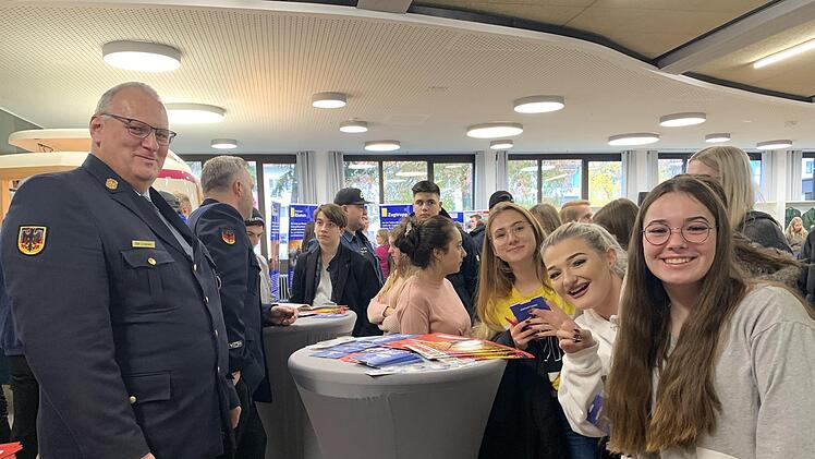 Kreisbrandrat Stefan H&auml;rtlein warb bei den M&auml;dchen, sich zu engagieren. Foto: Sonny Adam