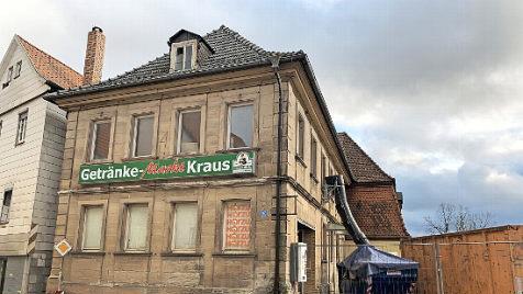 Die Bauarbeiten für den geplanten Dorfladen im Gebäude der ehemaligen Schule sind schon im Gange. Foto: Karin Sträßner