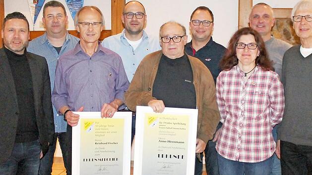 Der Vorstand der SpVg Eicha bedankte sich bei einer Reihe von Mitgliedern f&uuml;r langj&auml;hrige Treue und besonderes Engagement (von links): Johannes H&ouml;llein, B&uuml;rgermeister Martin Finzel, Timo Angerm&uuml;ller, Reinhard Fischer, Christian Funk, Arno Herrmann, Thilo Fischer, Katja B&auml;tz, Mike Gallinsky, Winfried M&uuml;ller und Heinrich Fischer.  Foto: Jana Gallinsky