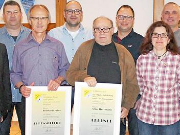 Der Vorstand der SpVg Eicha bedankte sich bei einer Reihe von Mitgliedern für langjährige Treue und besonderes Engagement (von links): Johannes Höllein, Bürgermeister Martin Finzel, Timo Angermüller, Reinhard Fischer, Christian Funk, Arno Herrmann, Thilo Fischer, Katja Bätz, Mike Gallinsky, Winfried Müller und Heinrich Fischer.  Foto: Jana Gallinsky