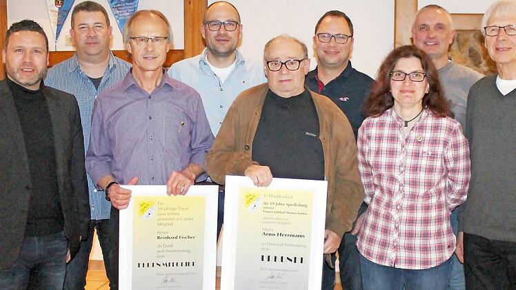 Der Vorstand der SpVg Eicha bedankte sich bei einer Reihe von Mitgliedern für langjährige Treue und besonderes Engagement (von links): Johannes Höllein, Bürgermeister Martin Finzel, Timo Angermüller, Reinhard Fischer, Christian Funk, Arno Herrmann, Thilo Fischer, Katja Bätz, Mike Gallinsky, Winfried Müller und Heinrich Fischer.  Foto: Jana Gallinsky