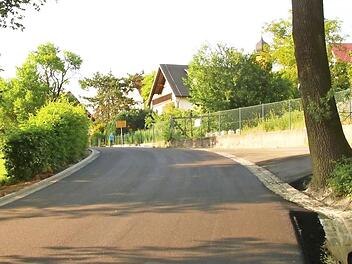Die Straße von Ermreus nach Kunreuth wurde neu gebaut. Es fehlt nur noch die Asphalt-Feinschicht.  Foto: Josef Hofbauer