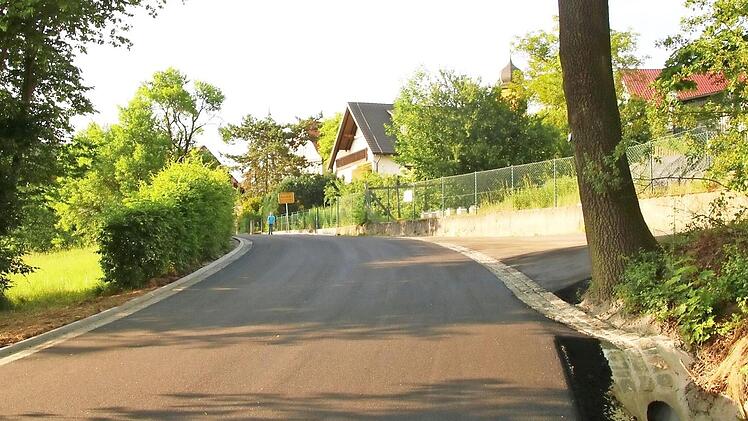 Die Straße von Ermreus nach Kunreuth wurde neu gebaut. Es fehlt nur noch die Asphalt-Feinschicht.  Foto: Josef Hofbauer