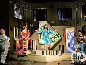 Seitensprung mit turbulenten Nachwirkungen: Szene aus der Neuinszenierung von Maurice Ravels "Die spanische Stunde" am Landestheater Coburg. In der Mitte: Emily Lorini als Concepcion.Foto: Annemone Taake