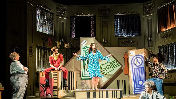 Seitensprung mit turbulenten Nachwirkungen: Szene aus der Neuinszenierung von Maurice Ravels "Die spanische Stunde" am Landestheater Coburg. In der Mitte: Emily Lorini als Concepcion.Foto: Annemone Taake