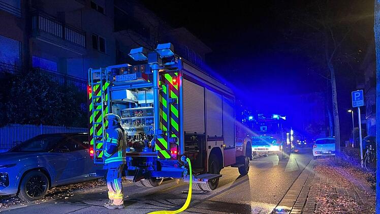 Bamberg: Feuerwehr in verrauchtes Gebäude alarmiert - Eine Person ins Krankenhaus gebracht