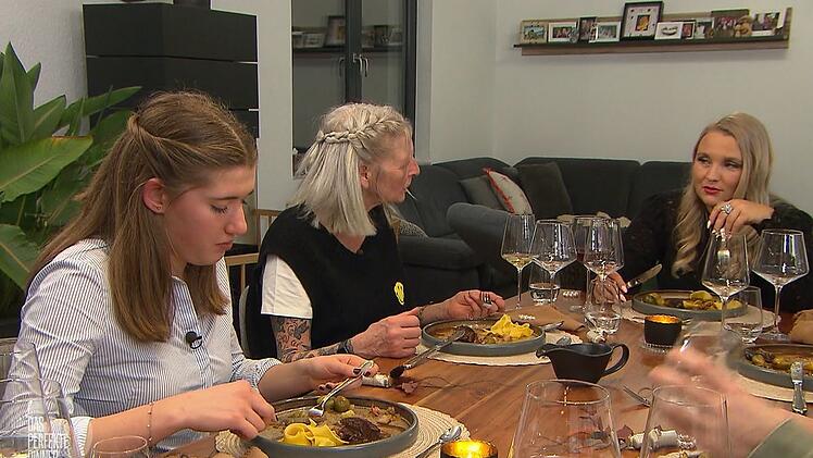 Viktoria (links) und Moni genießen Nadines hausgemachte Pappardelle.