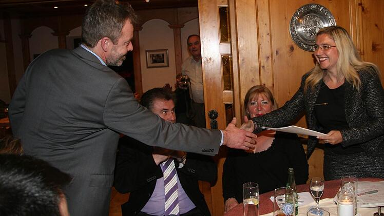 Die Überraschung des Abends: Heiko Müller, Bewohner der Neumühle, überreicht der Staatssekretärin ein Basispapier zur Energiewende im Landkreis Kulmbach und hofft auf Unterstützung.