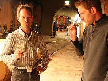 Fachgespräch über die neuen Verantwortlichkeiten.: Olaf Stintzing und Sebastian Knott. Foto: Dieter