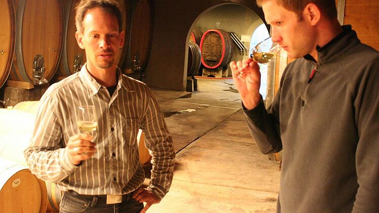 Fachgespräch über die neuen Verantwortlichkeiten.: Olaf Stintzing und Sebastian Knott. Foto: Dieter