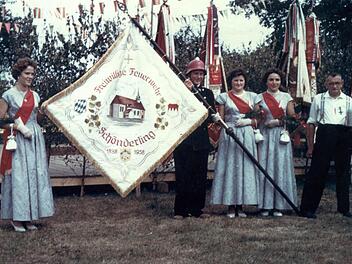 Zur Weihe der Feuerwehr-Fahne 1958 hatte sich der ganze Ort herausgeputzt. Foto: Archiv/privat