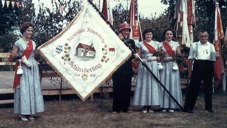 Zur Weihe der Feuerwehr-Fahne 1958 hatte sich der ganze Ort herausgeputzt. Foto: Archiv/privat