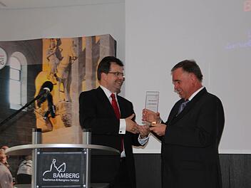Christian Lange überreicht den Preis. Foto: Stadt Bamberg