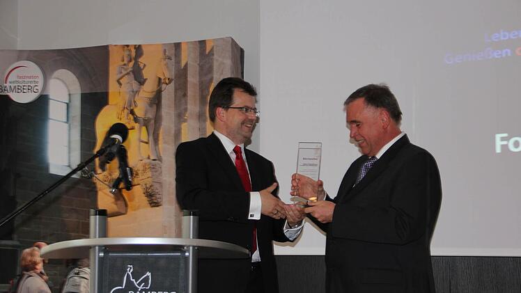 Christian Lange überreicht den Preis. Foto: Stadt Bamberg