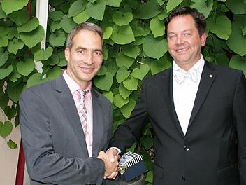 Johannes Kulla (links) übergab die Präsidentenwürde an Alexander Ambros weiter.  Foto: sw