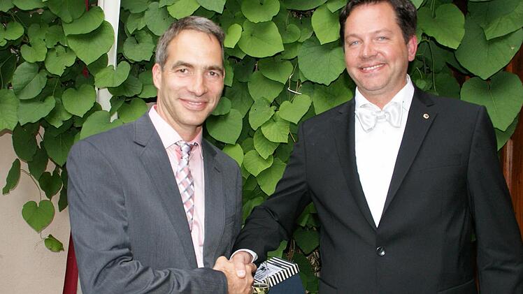 Johannes Kulla (links) übergab die Präsidentenwürde an Alexander Ambros weiter.  Foto: sw