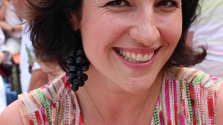 Einen Ohrschmuck der besonderen Art trägt Bundestagsabgeordnete Dorothee Bär: eine schwarze Weintraube.  Foto: Sina Mattheus