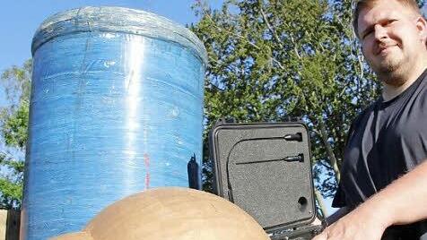 Fürs Foto stellt sich Florian Schneider mit seinem Zündkasten neben seinen größten "Knaller". Am Abend zündet er aus sicherer Entfernung.