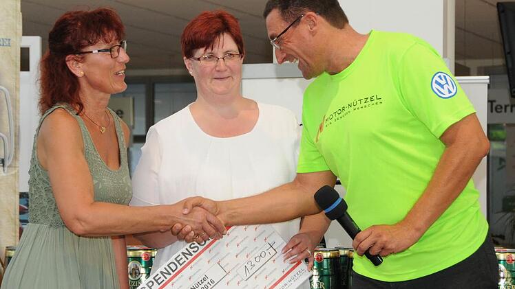 Von der AWO Tagesstätte Kulmbach freuten sich (von links) Monika Trost und Steffi Heß über 1300 Euro, die Motor-Nützel Geschäftsstellenleiter Ralf Beck überreichte.Motor-Nützel-LaufFoto: Michael Kraus