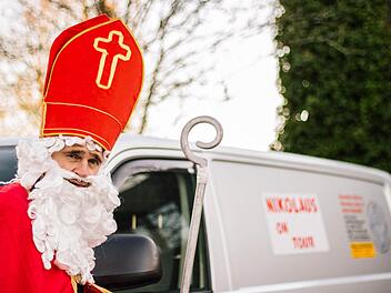 Schon vor dem 6. Dezember steht der Nikolaus unter Terminstress, ist permanent im Landkreis "on tour". Zeit für ein kurzes Interview mit dem FT hat er sich dennoch genommen. Die Redaktion rätselt übrigens noch immer, weshalb sie der Nikolaus so sehr an Tom Sauer, den Vorsitzenden der "Humanitären Hilfe für Menschen in Not", erinnert.  Foto: Marian Hamacher
