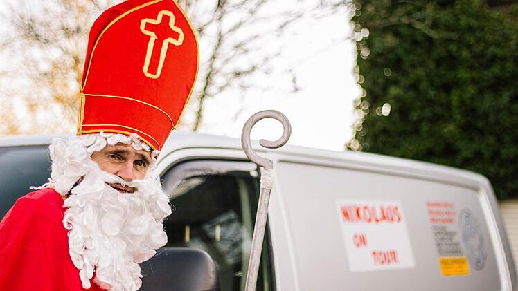 Schon vor dem 6. Dezember steht der Nikolaus unter Terminstress, ist permanent im Landkreis "on tour". Zeit für ein kurzes Interview mit dem FT hat er sich dennoch genommen. Die Redaktion rätselt übrigens noch immer, weshalb sie der Nikolaus so sehr an Tom Sauer, den Vorsitzenden der "Humanitären Hilfe für Menschen in Not", erinnert.  Foto: Marian Hamacher