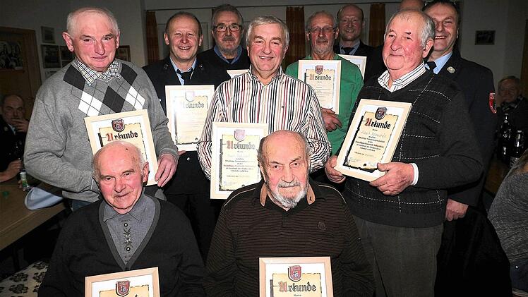 Ehrungsfoto (vorn von links): Rudolf Winter, Bruno Koberstein, (2. Reihe von links): Siegfried Koberstein, Kurt Selbert, Albert Koberstein, (3. Reihe von links): Günter Morper, Willi Zeller, Karl Morper, Rainer Morper, Florian Hluchy und Lothar Haas. Foto: Gerd Schaar