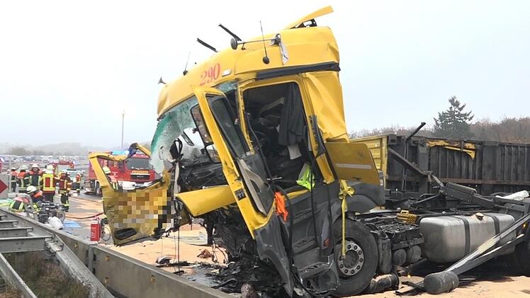 Drei Lastwagen und ein Kleintransporter krachen auf der A3 ineinander. Drei Menschen sterben. Die Einsatzkräfte haben mit Gaffern zu kämpfen. Foto: NEWS5 / Merzbach