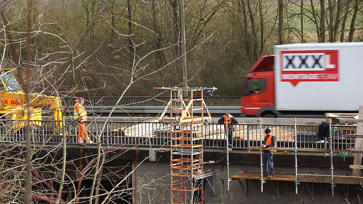 Die Arbeiter montieren das Schutzgerüst über der Gleisstrecke, bevor der Abbruch beginnen kann. Foto: Arkadius Guzy