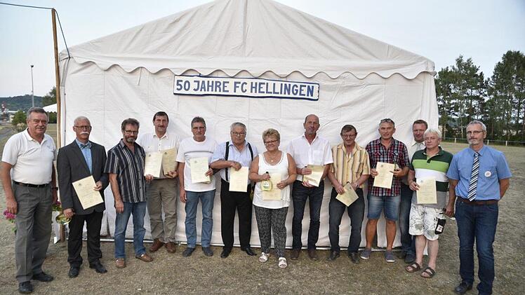 40 Jahre Mitglied und mit Urkunde und Bocksbeutel wurden geehrt: Karlheinz Buld, Benedikt Gernert, Rudolf Gutjahr, Helmut Keeß, Berhard Kehl, Rainer Kettler, Erich Koch, Lothar Krug, Adolf Ruff, Manfred Schöpplein, Horst Sellner, Randolf Urbanski, Norbert Wagner, Walter Winkler, Jürgen Wagner, Gerhard Meub, Helmut Wirsing, Rainer Dietz und Gabriele Schirber (Links Reinhold Heilmann vom BLSV)