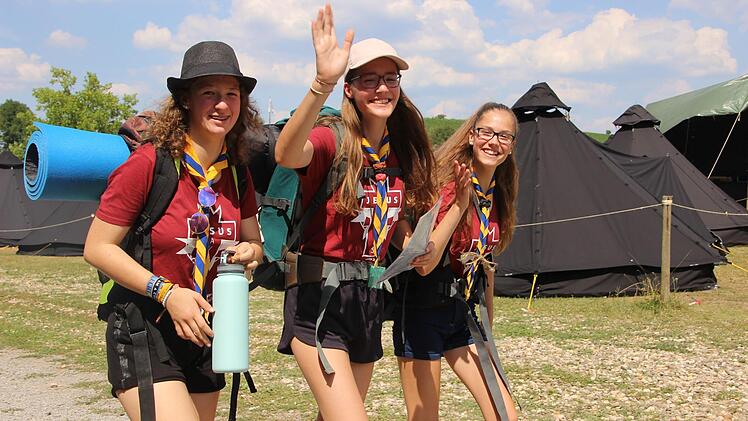 Sarah (14), Ronja (15) und Franziska (13) sind schon seit Jahren Ranger. Die Teenager vom Schweinfurter Stamm der Royal Rangers lieben  die Atmosphäre im Camp, gehen aber auch gerne zu einem "Haik" -  im Bild machen sie sich gerade auf den Weg zu einer Koordinaten-Wanderung nebst Übernachtung im Wald-Biwak.