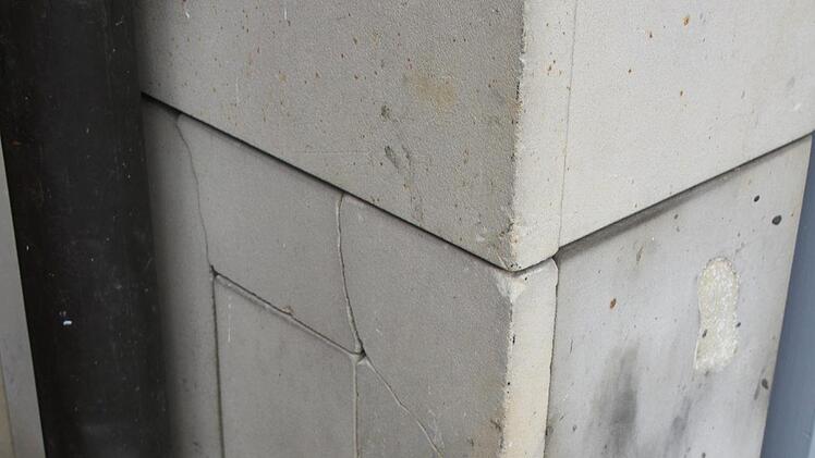 Obwohl die Baustelle am Eku-Platz längst beendet ist, sind die Schäden, die die Bauarbeiten hinterlassen haben, noch nicht behoben: Sesselmann zeigt zerbrochene Fassaden, herausgebrochene Stücke und einzementierte Gitter. Außerdem gab es Schäden durch Baufahrzeuge.Sonny Adam