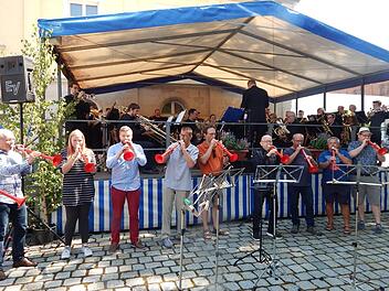 Finale mit einem Augenzwinkern: Das Publikum bläst "pbuzz".Foto: Horst Wunner