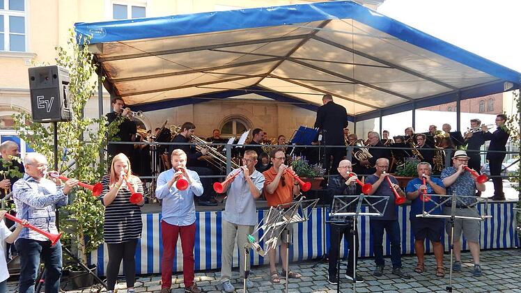 Finale mit einem Augenzwinkern: Das Publikum bläst "pbuzz".Foto: Horst Wunner