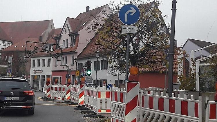 Eine Baustelle in der Erlanger Straße erfordert zurzeit eine besondere Beschilderung. Der Pfeil nach rechts ist mit dem Zusatz "Anlieger frei" versehen - bei kurzfristigen Maßnahmen ist das gang und gäbe. Würde man das dauerhaft am Ende der Badgasse machen, bräuchte es eine ganze Litanei an extra Hinweisen, mahnte Verkehrs-Sachbearbeiter Thomas Nehr. Woraufhin Bürgermeister Hacker von seinem Vorschlag Abstand nahm.  Foto: Bernhard Panzer
