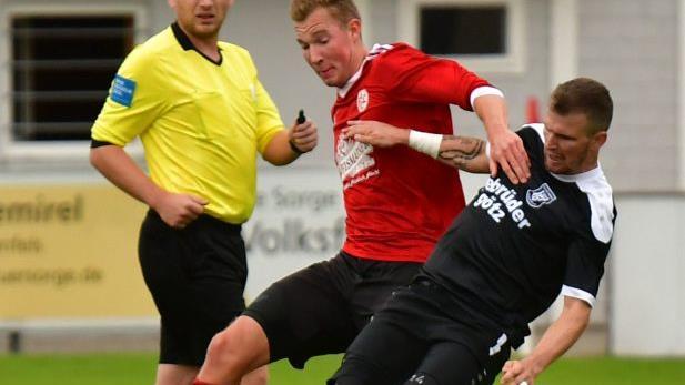 Klar mit 4:0 rangen die Lichtenfelser mit Sebastian Zillig (links) die Höchberger mit David Schug im Hinspiel im vergangenen September nieder.  Foto: Archiv/Gunther Czepera
