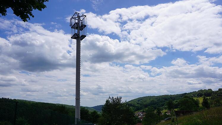 Der Mobilfunkmast in Schmalwasser ist aufgestellt. Bis er in Betrieb genommen wird, dauert es voraussichtlich noch bis September.